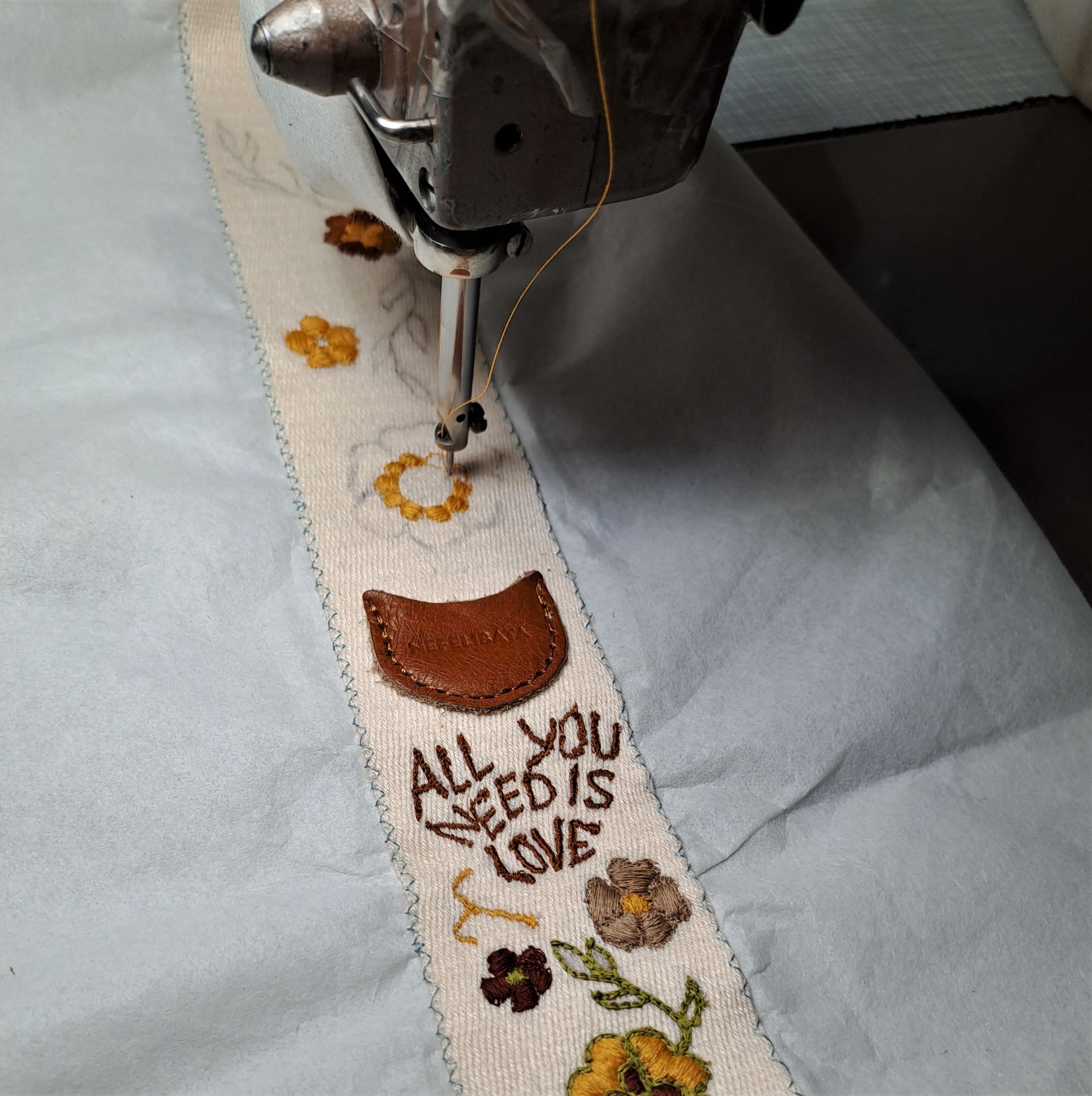 Gitarrengurt in Arbeit - nachdem ich lange keinen Gitarrengurt gefunden habe, der meinem Stil entspricht, habe ich…